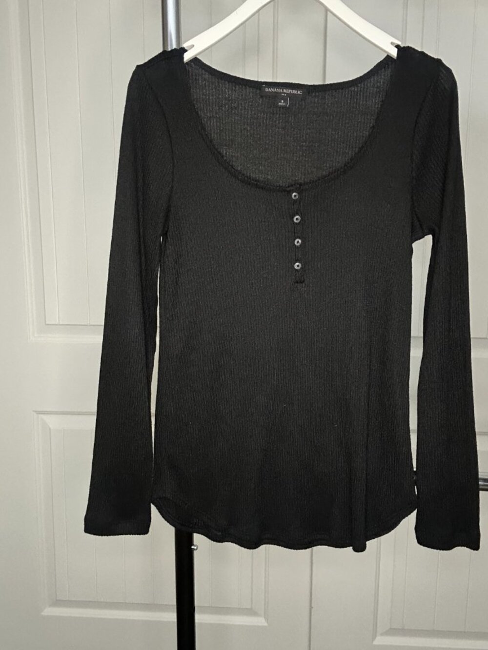 Banana Republic Black Ribbed Henley Top | size small